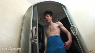 Bold twink enjoys a nice tug job in a shower cabin