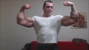 Big, Thick Muscle Daddy Flexing!