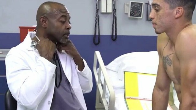 DoctorTapes - Athletic Black Doctor Seduce His Patient And Gets His Cum Deep Inside His Asshole